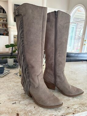 Women’s CARLOS fringed suede boots- sz8
